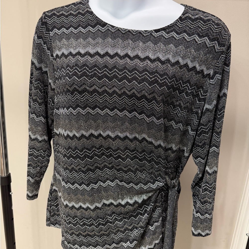Black And Gray Zigzag Patterned Top - image 1